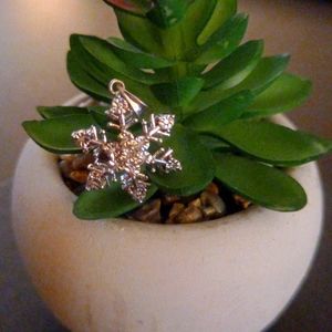 .925 Sterling silver snowflake pendant